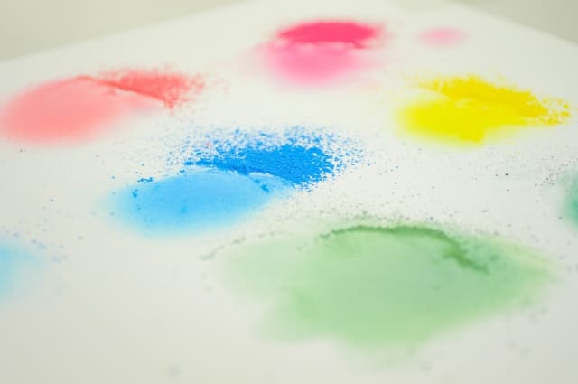 色とりどりの顔料イメージ画像