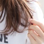 髪を気にする女性イメージです。